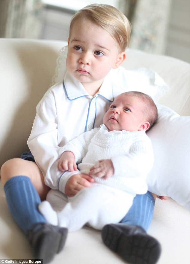 Hé lộ những hình ảnh mới tuyệt đẹp của Hoàng tử Louis do chính công nương Kate chụp - Ảnh 4.