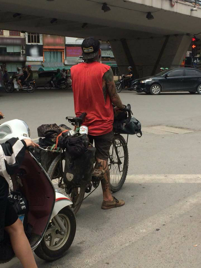 Anh Tây xăm trổ kín người đi phượt bằng xe đạp trên đường phố Hà Nội gây chú ý trên MXH - Ảnh 1.