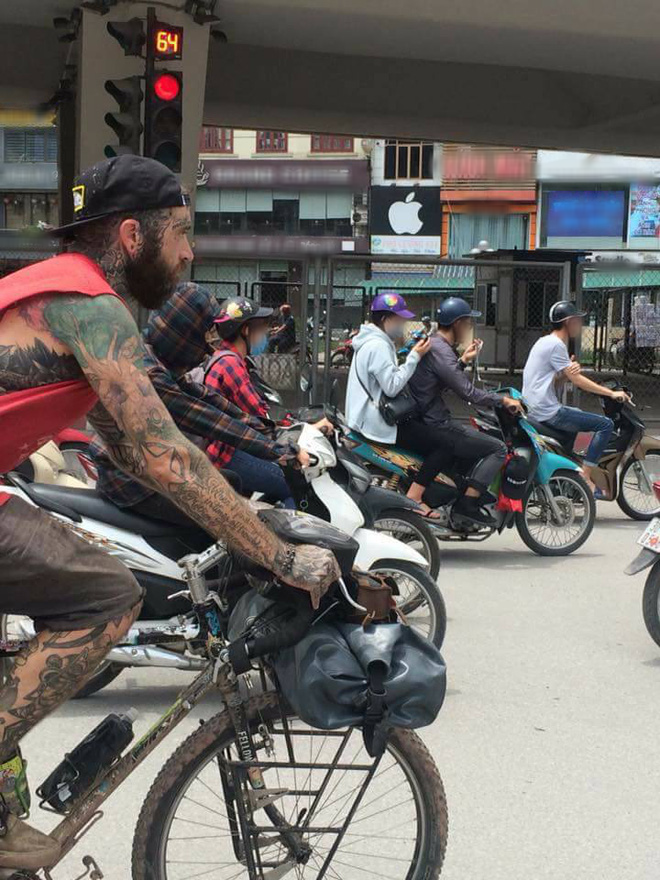 Anh Tây xăm trổ kín người đi phượt bằng xe đạp trên đường phố Hà Nội gây chú ý trên MXH - Ảnh 2.