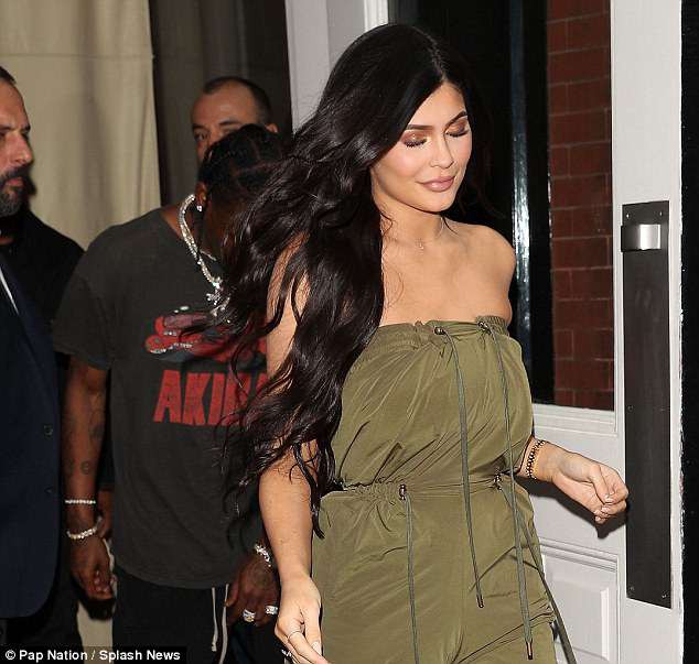 Sau nghi vấn đổ vỏ, Kylie Jenner vẫn tươi tỉnh trên phố nhưng bạn trai cô thì cúi gằm mặt - Ảnh 3.