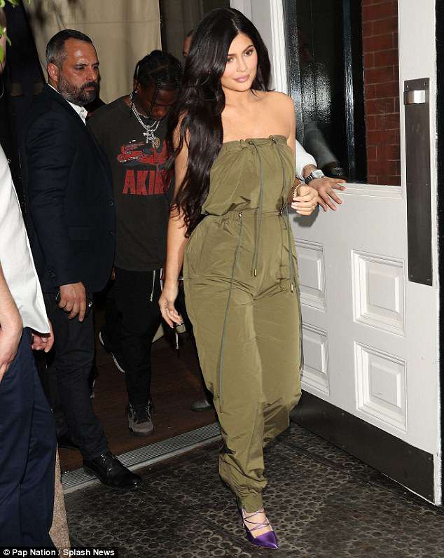 Sau nghi vấn đổ vỏ, Kylie Jenner vẫn tươi tỉnh trên phố nhưng bạn trai cô thì cúi gằm mặt - Ảnh 2.