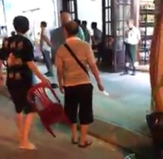 Nhóm khách Trung Quốc nghi ăn không trả tiền rồi cầm dao dọa đánh nhân viên nhà hàng - Ảnh 2.