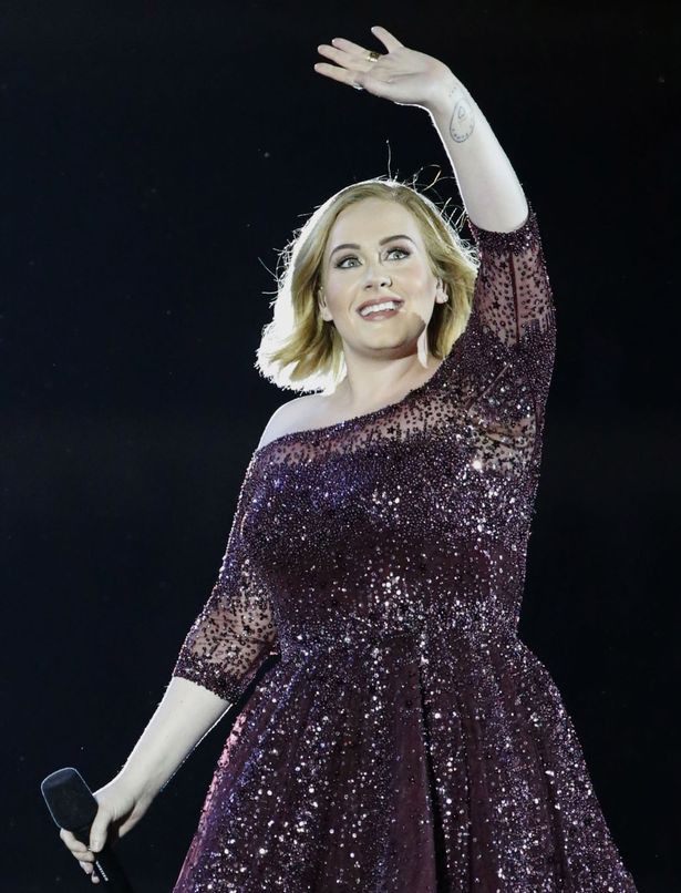 Adele celebrated her birthday in Titanic style, but it's worth noting that her body is surprisingly slim - Photo 2.