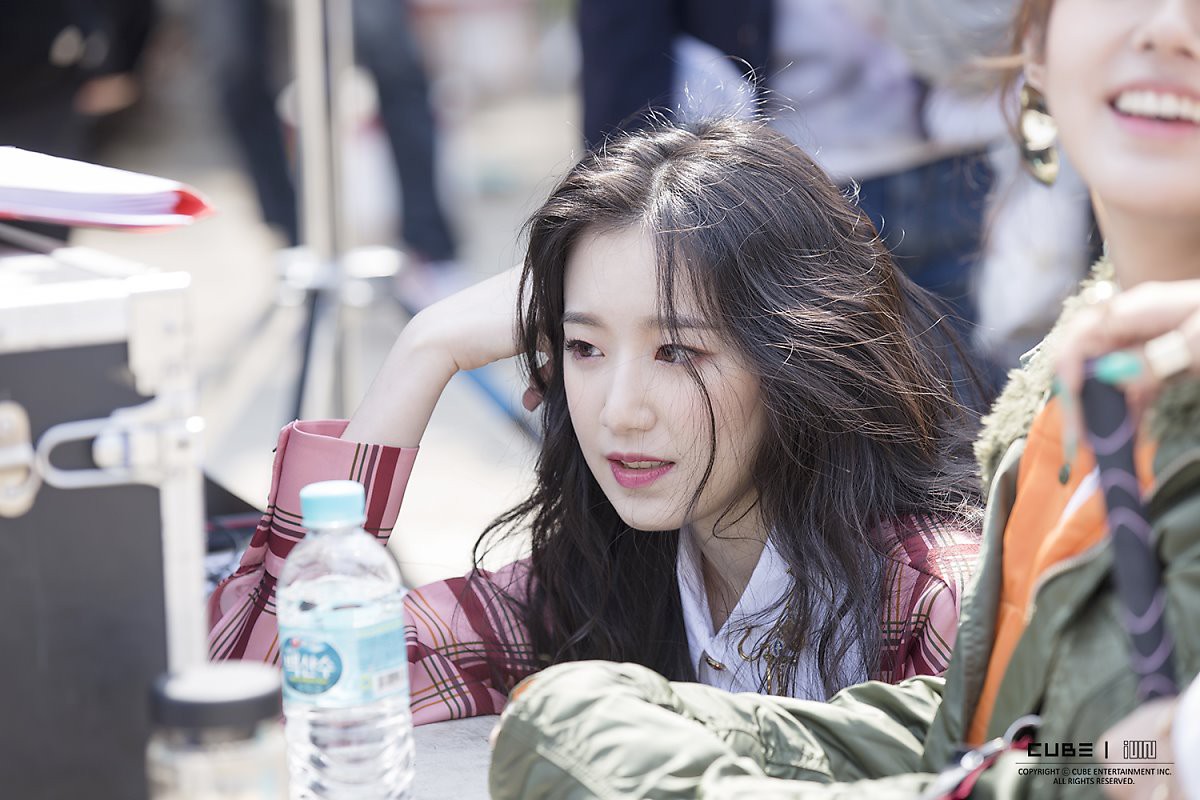 Nhan sắc lạ của girlgroup đang hot nhà Cube: Mỹ nhân suýt ra mắt với Black Pink xuất sắc, leader lột xác ngoạn mục - Ảnh 25.