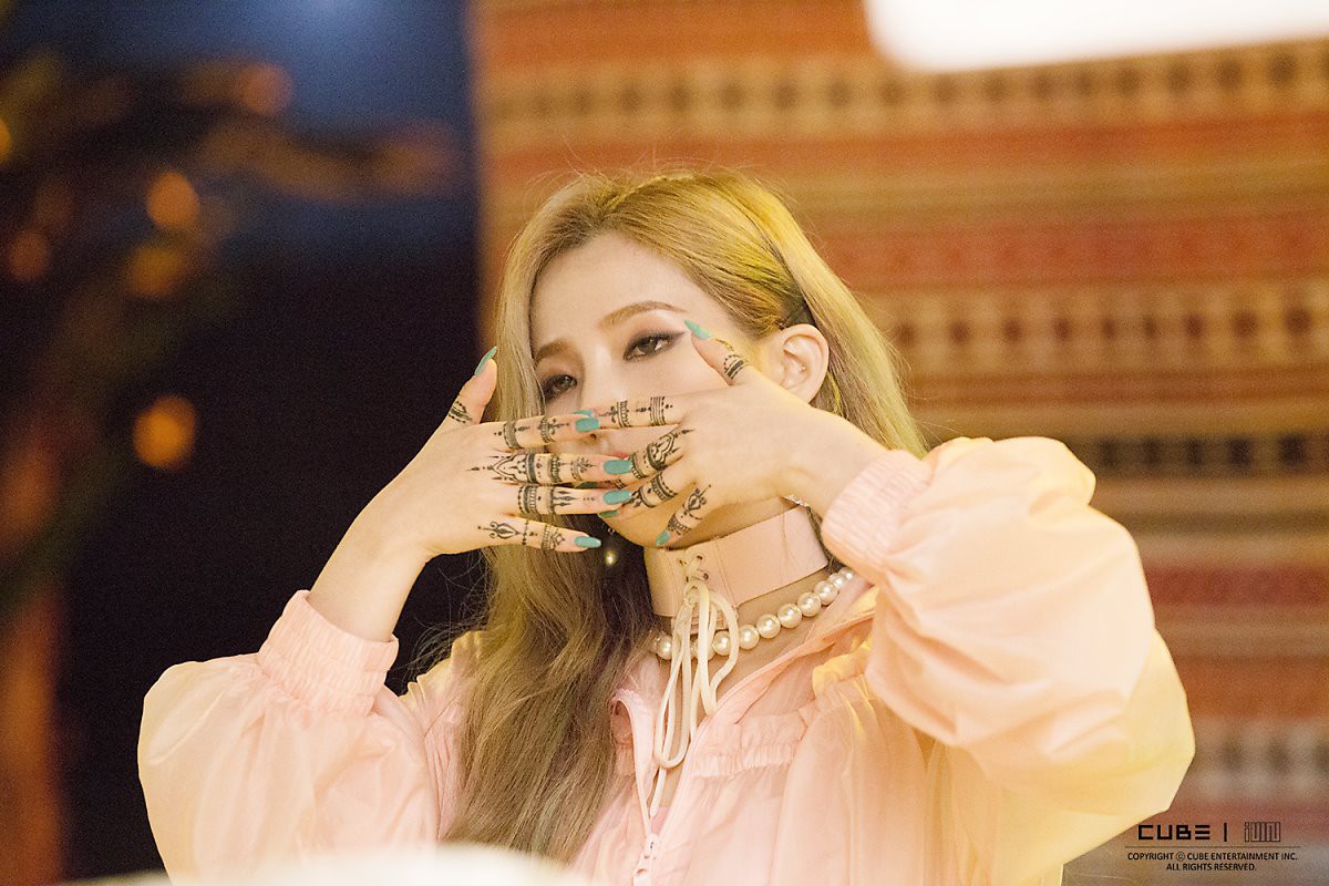 Nhan sắc lạ của girlgroup đang hot nhà Cube: Mỹ nhân suýt ra mắt với Black Pink xuất sắc, leader lột xác ngoạn mục - Ảnh 16.