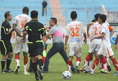 Trọng tài thổi penalty tưởng tượng ép HAGL từng bị cầu thủ đuổi đánh, dọa giết - Ảnh 4.