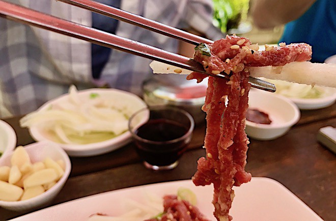 Người Hàn cũng không kém cạnh các nước khác về độ can đảm với món gỏi thịt bò sống - Ảnh 8.