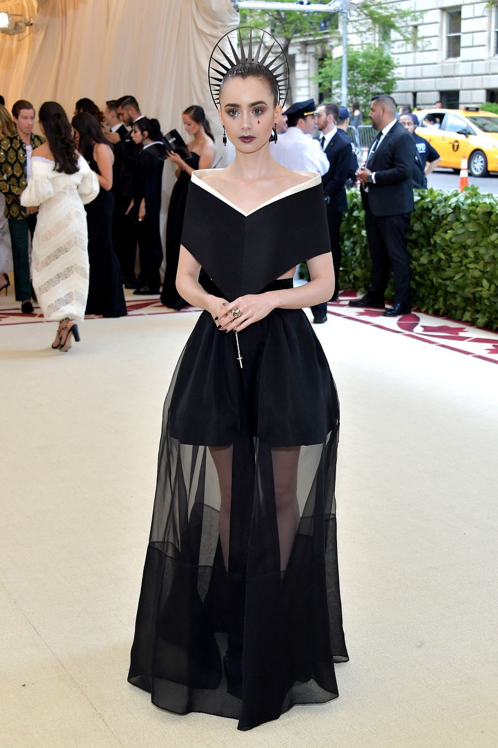Nếu đã bỏ lỡ Met Gala sáng nay, thì đây là 20 bộ cánh xuất sắc nhất bạn cần ngắm - Ảnh 17. Nếu đã bỏ lỡ Met Gala sáng nay, thì đây là 20 bộ cánh xuất sắc nhất bạn cần ngắm - Ảnh 17.