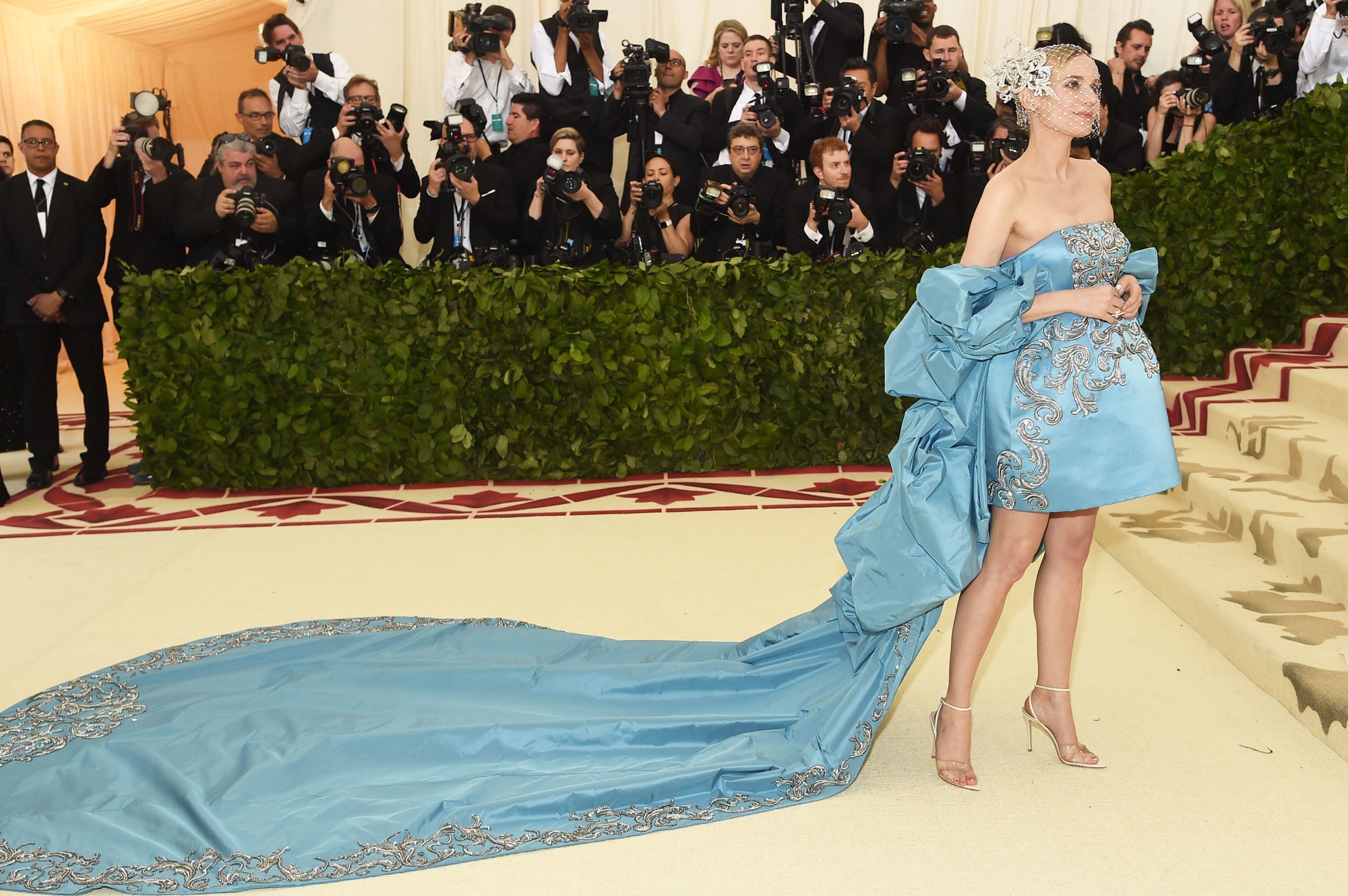 Nếu đã bỏ lỡ Met Gala sáng nay, thì đây là 20 bộ cánh xuất sắc nhất bạn cần ngắm - Ảnh 4. Nếu đã bỏ lỡ Met Gala sáng nay, thì đây là 20 bộ cánh xuất sắc nhất bạn cần ngắm - Ảnh 4.