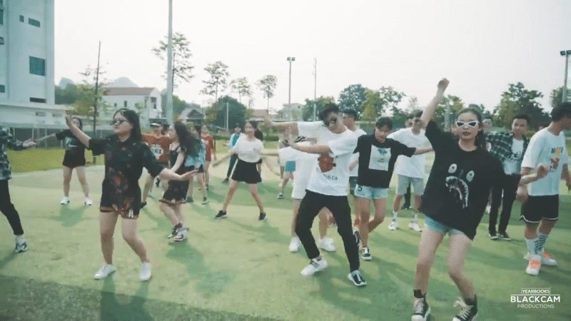 Khi cả lớp l&agrave; fan Kpop th&igrave; clip kỷ yếu sẽ l&agrave; một bản dance cover chất như thế n&agrave;y đ&acirc;y - Ảnh 2.