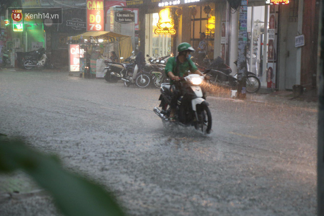 Giữa ban ngày mà Sài Gòn bỗng tối sầm vì mưa lớn, người dân phải bật đèn di chuyển trên đường - Ảnh 5.