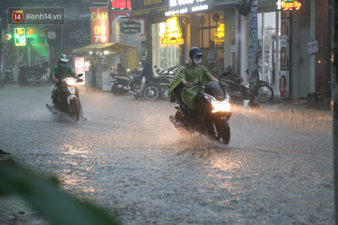 Giữa ban ngày mà Sài Gòn bỗng tối sầm vì mưa lớn, người dân phải bật đèn di chuyển trên đường - Ảnh 6.