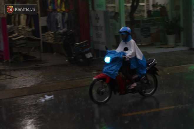 Giữa ban ngày mà Sài Gòn bỗng tối sầm vì mưa lớn, người dân phải bật đèn di chuyển trên đường - Ảnh 4.