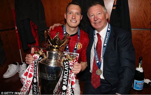 Sir Alex Ferguson thoát khỏi tình trạng hôn mê, đã ngồi dậy và nói chuyện được - Ảnh 4.