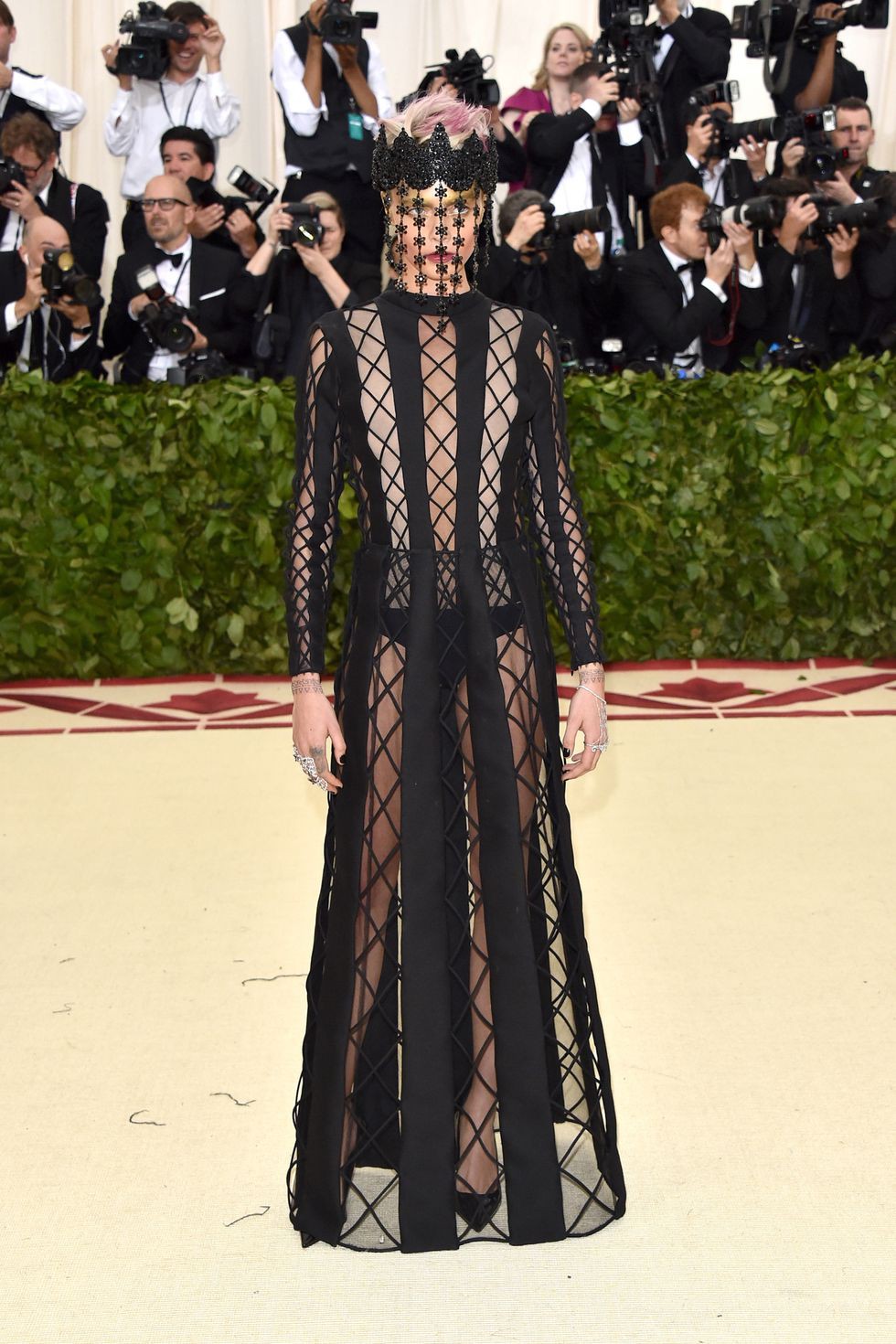 Nếu đã bỏ lỡ Met Gala sáng nay, thì đây là 20 bộ cánh xuất sắc nhất bạn cần ngắm - Ảnh 7. Nếu đã bỏ lỡ Met Gala sáng nay, thì đây là 20 bộ cánh xuất sắc nhất bạn cần ngắm - Ảnh 7.