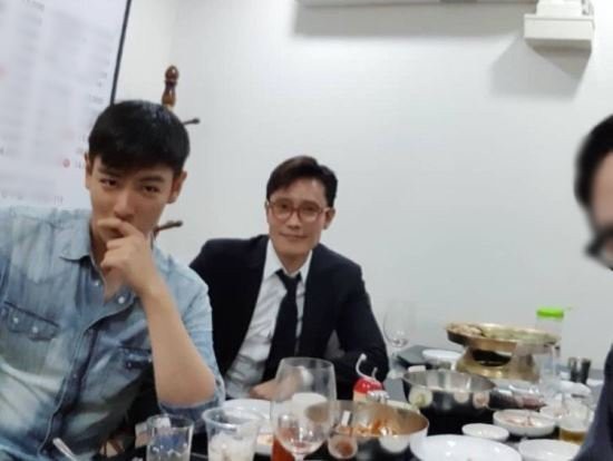 Ảnh T.O.P ăn tối th&acirc;n thiết b&ecirc;n t&agrave;i tử tai tiếng Lee Byung Hun: Tưởng b&igrave;nh thường nhưng bị n&eacute;m đ&aacute; thậm tệ - Ảnh 1.