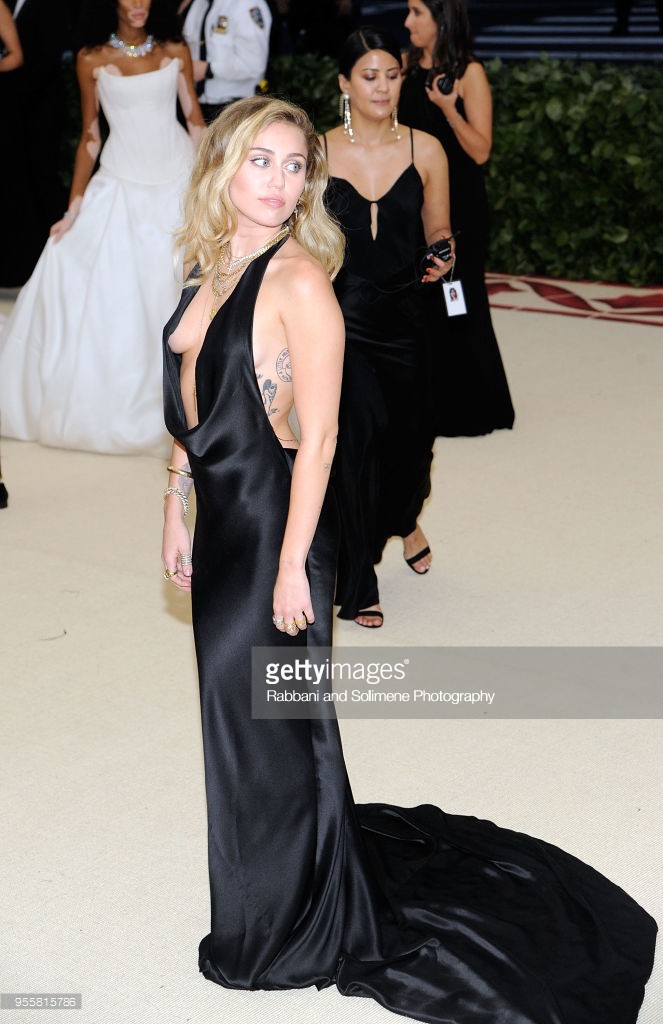 Hở ngực táo bạo tại Met Gala, Miley Cyrus làm ai cũng hồi hộp dõi theo từng bước chân - Ảnh 2.