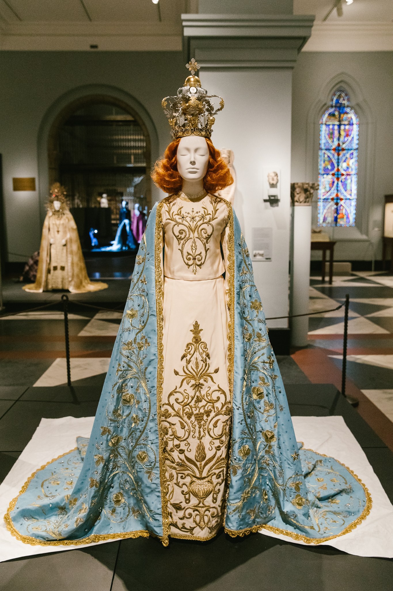 Siêu sao cứ mải miết chặt chém ngoài thảm đỏ, nhưng bên trong này mới là tinh hoa của Met Gala 2018! - Ảnh 2. Siêu sao cứ mải miết chặt chém ngoài thảm đỏ, nhưng bên trong này mới là tinh hoa của Met Gala 2018! - Ảnh 2.