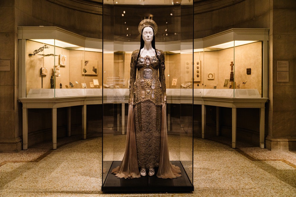 Siêu sao cứ mải miết chặt chém ngoài thảm đỏ, nhưng bên trong này mới là tinh hoa của Met Gala 2018! - Ảnh 13. Siêu sao cứ mải miết chặt chém ngoài thảm đỏ, nhưng bên trong này mới là tinh hoa của Met Gala 2018! - Ảnh 13.