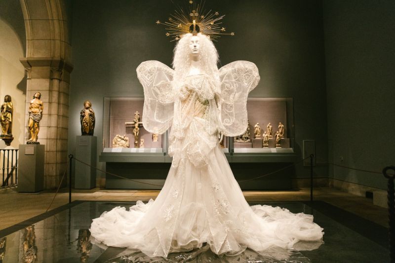 Siêu sao cứ mải miết chặt chém ngoài thảm đỏ, nhưng bên trong này mới là tinh hoa của Met Gala 2018! - Ảnh 1. Siêu sao cứ mải miết chặt chém ngoài thảm đỏ, nhưng bên trong này mới là tinh hoa của Met Gala 2018! - Ảnh 1.