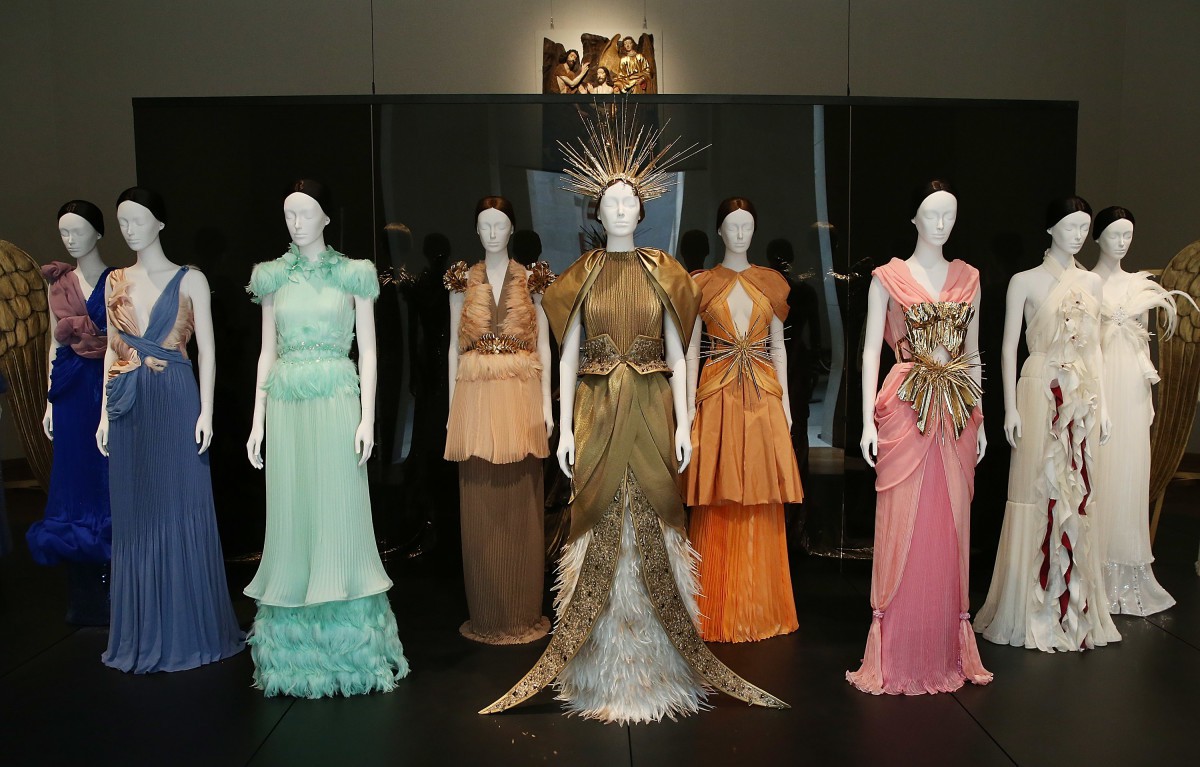Siêu sao cứ mải miết chặt chém ngoài thảm đỏ, nhưng bên trong này mới là tinh hoa của Met Gala 2018! - Ảnh 3. Siêu sao cứ mải miết chặt chém ngoài thảm đỏ, nhưng bên trong này mới là tinh hoa của Met Gala 2018! - Ảnh 3.