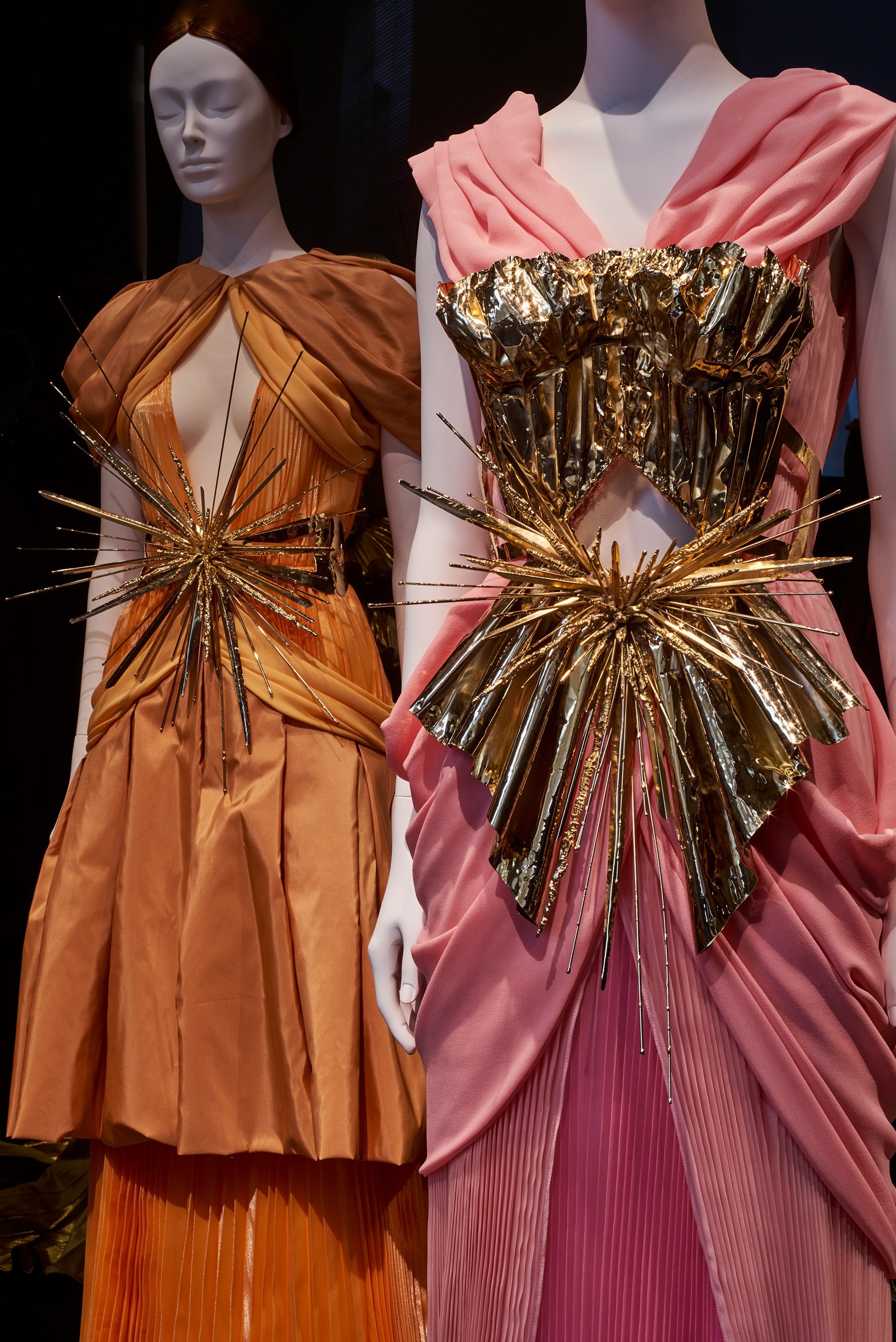 Siêu sao cứ mải miết chặt chém ngoài thảm đỏ, nhưng bên trong này mới là tinh hoa của Met Gala 2018! - Ảnh 19. Siêu sao cứ mải miết chặt chém ngoài thảm đỏ, nhưng bên trong này mới là tinh hoa của Met Gala 2018! - Ảnh 19.