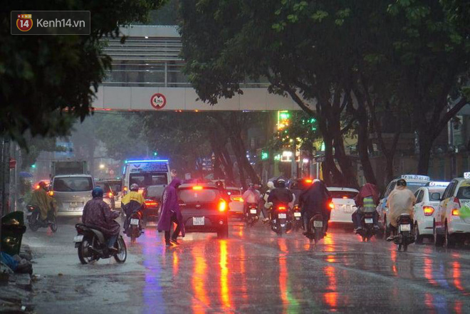 Giữa ban ngày mà Sài Gòn bỗng tối sầm vì mưa lớn, người dân phải bật đèn di chuyển trên đường - Ảnh 9.