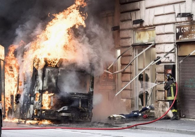 Italy: Xe buýt chở khách bốc cháy và phát nổ tại trung tâm thủ đô - Ảnh 2.