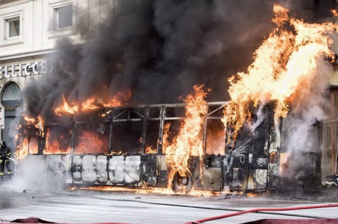 Italy: Xe buýt chở khách bốc cháy và phát nổ tại trung tâm thủ đô - Ảnh 1.