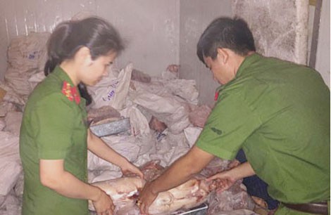 Ph&aacute;t hiện 5 tấn nội tạng, heo sữa bẩn chuẩn bị tuồn ra nh&agrave; h&agrave;ng - Ảnh 1.