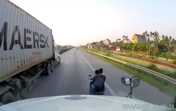 Hải Ph&ograve;ng: Hai thanh ni&ecirc;n xe m&aacute;y kh&ocirc;ng mũ bảo hiểm đ&aacute;nh v&otilde;ng th&aacute;ch thức trước đầu container - Ảnh 2.
