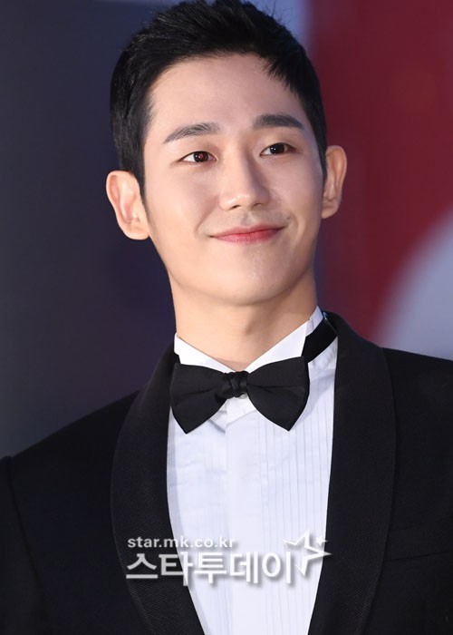 Gần một tuần sau lùm xùm chiếm chỗ tại Baeksang, Jung Hae In lần đầu lên tiếng - Ảnh 1.