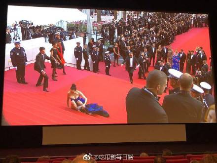 Đến hẹn lại lên: Hoa hậu Quý bà Trung Quốc ngã sõng soài tại thảm đỏ Cannes, cố tình khoe vòng một như muốn trào ra - Ảnh 4.