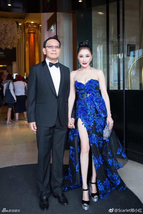 Đến hẹn lại lên: Hoa hậu Quý bà Trung Quốc ngã sõng soài tại thảm đỏ Cannes, cố tình khoe vòng một như muốn trào ra - Ảnh 10.