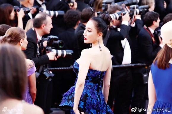 Đến hẹn lại lên: Hoa hậu Quý bà Trung Quốc ngã sõng soài tại thảm đỏ Cannes, cố tình khoe vòng một như muốn trào ra - Ảnh 9.