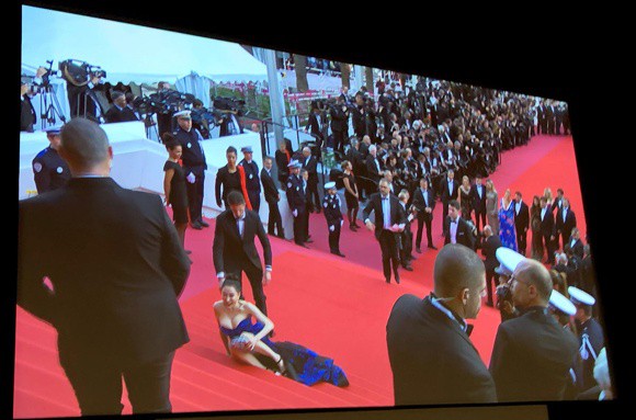 Đến hẹn lại lên: Hoa hậu Quý bà Trung Quốc ngã sõng soài tại thảm đỏ Cannes, cố tình khoe vòng một như muốn trào ra - Ảnh 1.