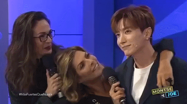 Bị MC nước ngoài ấn méo cả mặt để ép hôn trên TV, cách thành viên Super Junior phản ứng gây tranh cãi - Ảnh 1.