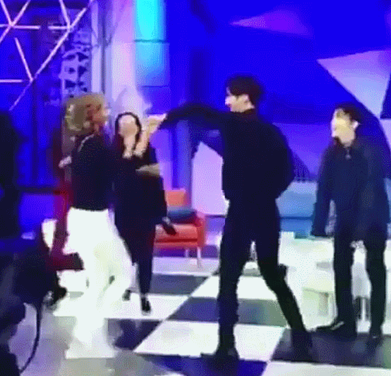 Bị MC nước ngoài ấn méo cả mặt để ép hôn trên TV, cách thành viên Super Junior phản ứng gây tranh cãi - Ảnh 2.