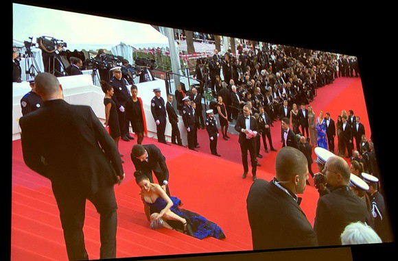 Đến hẹn lại lên: Hoa hậu Quý bà Trung Quốc ngã sõng soài tại thảm đỏ Cannes, cố tình khoe vòng một như muốn trào ra - Ảnh 2.