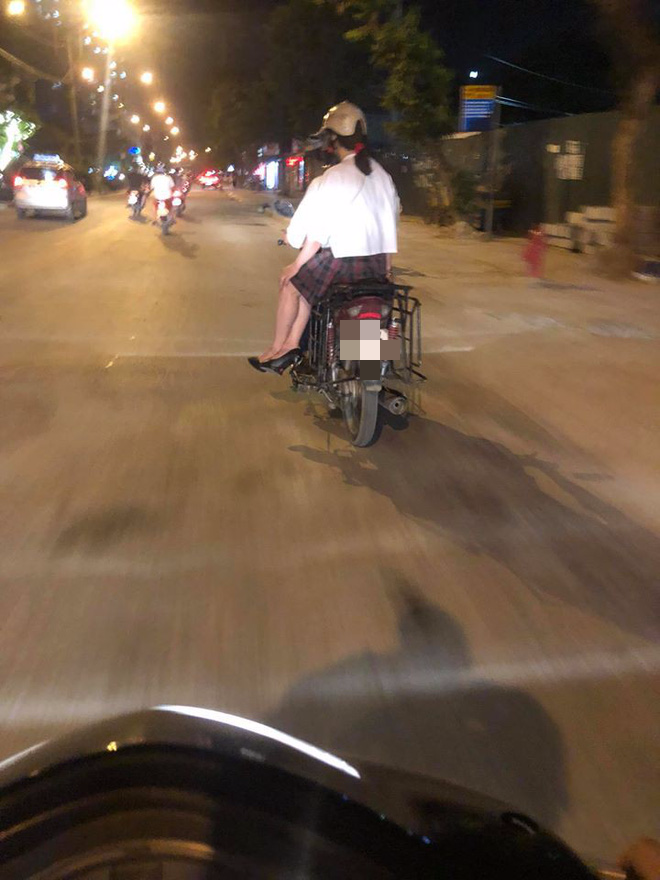 Thanh ni&ecirc;n d&ugrave;ng xe m&aacute;y cũ lắp gi&aacute; sắt chở h&agrave;ng vẫn tự tin đ&egrave;o bạn g&aacute;i đi chơi - Ảnh 2.