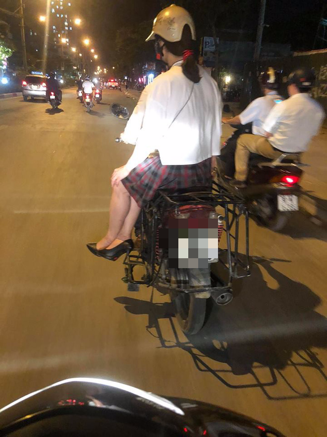 Thanh ni&ecirc;n d&ugrave;ng xe m&aacute;y cũ lắp gi&aacute; sắt chở h&agrave;ng vẫn tự tin đ&egrave;o bạn g&aacute;i đi chơi - Ảnh 1.