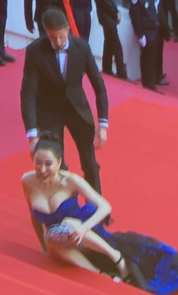 Đến hẹn lại lên: Hoa hậu Quý bà Trung Quốc ngã sõng soài tại thảm đỏ Cannes, cố tình khoe vòng một như muốn trào ra - Ảnh 5.