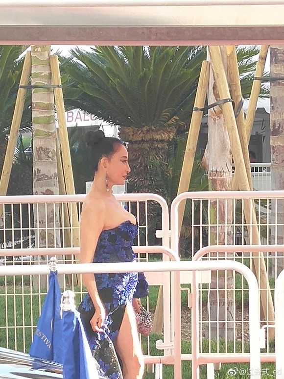 Đến hẹn lại lên: Hoa hậu Quý bà Trung Quốc ngã sõng soài tại thảm đỏ Cannes, cố tình khoe vòng một như muốn trào ra - Ảnh 7.