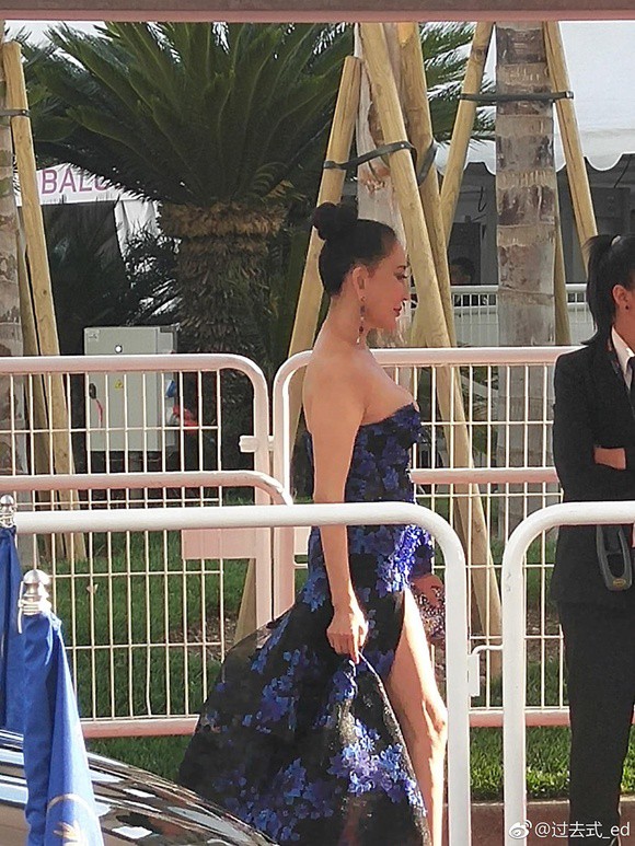 Đến hẹn lại lên: Hoa hậu Quý bà Trung Quốc ngã sõng soài tại thảm đỏ Cannes, cố tình khoe vòng một như muốn trào ra - Ảnh 8.