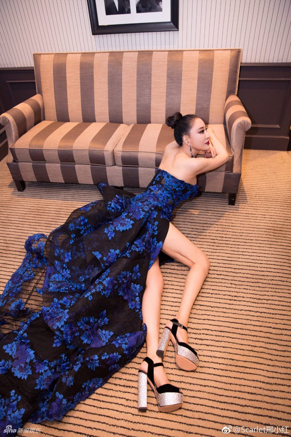 Đến hẹn lại lên: Hoa hậu Quý bà Trung Quốc ngã sõng soài tại thảm đỏ Cannes, cố tình khoe vòng một như muốn trào ra - Ảnh 14.