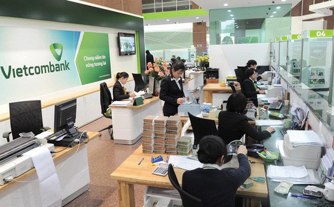 Sau SMS Banking và Mobile Banking, Vietcombank lại tăng phí rút tiền qua ATM - Ảnh 1.