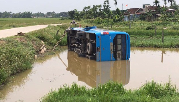 Hà Tĩnh: Xe khách lao xuống hồ nước, hàng chục hành khách hoảng loạn - Ảnh 1.