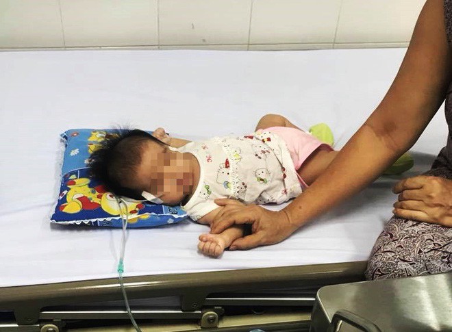 Mẹ d&ugrave;ng gạc rơ lưỡi cho con sau khi b&uacute; no, b&eacute; g&aacute;i 2 th&aacute;ng tuổi sặc sữa nguy kịch  - Ảnh 2.