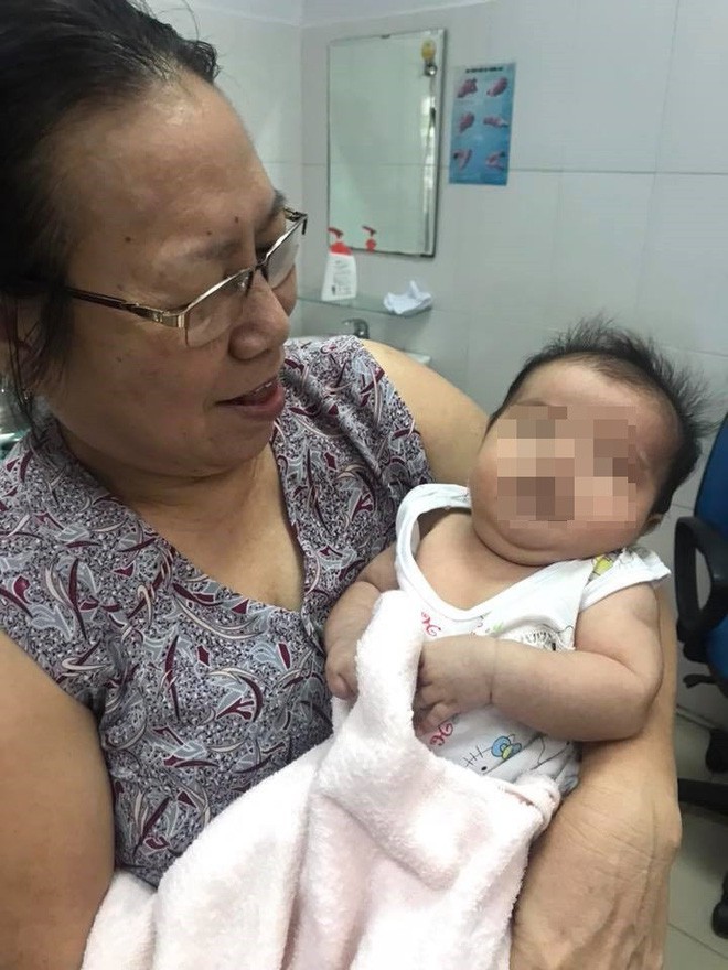 Mẹ dùng gạc rơ lưỡi cho con sau khi bú no, bé gái 2 tháng tuổi sặc sữa nguy kịch  - Ảnh 3.