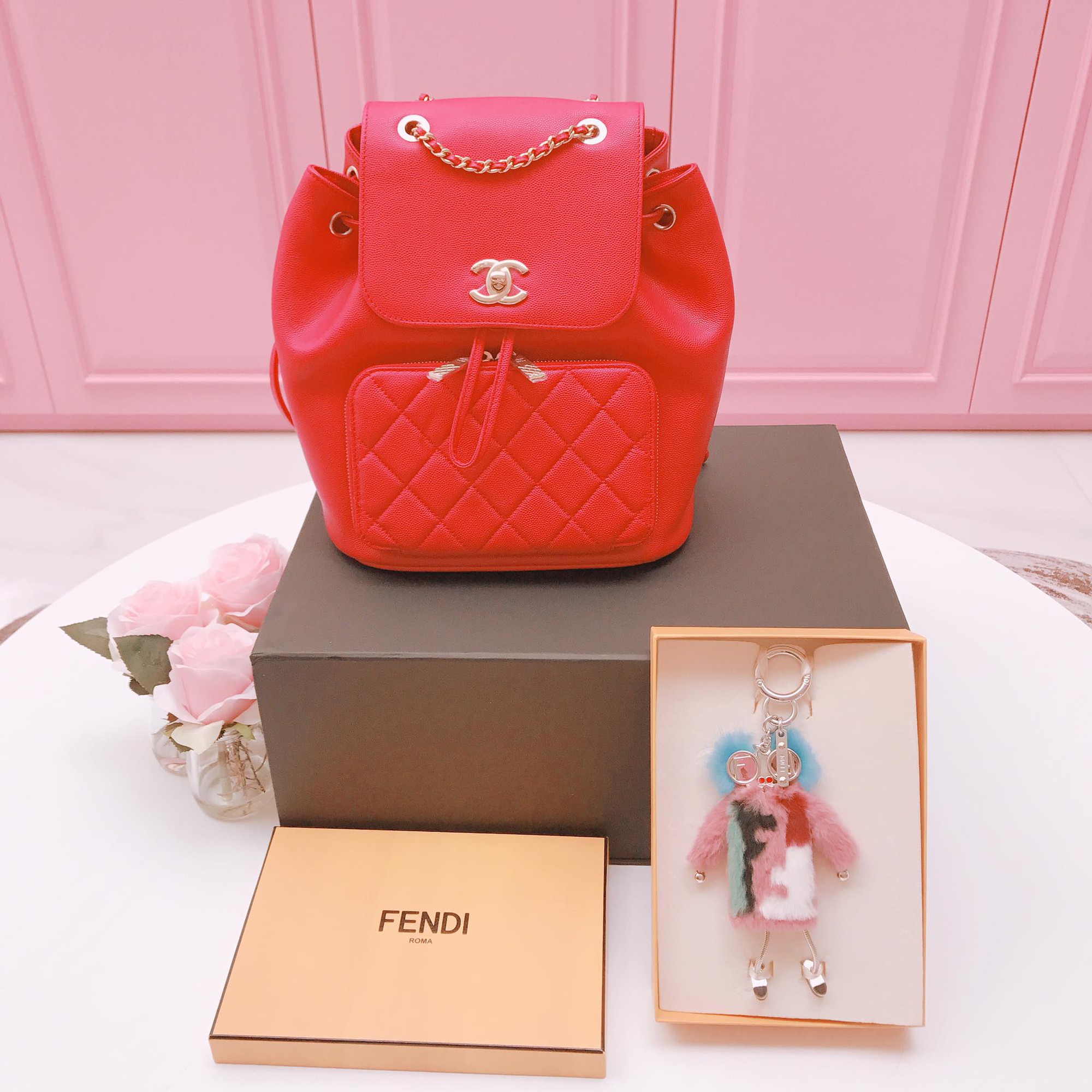 Có ai chịu chơi như Ngọc Trinh, sắm thêm vali Chanel cả trăm triệu dù đã có sẵn, chỉ khác màu - Ảnh 6. Có ai chịu chơi như Ngọc Trinh, sắm thêm vali Chanel cả trăm triệu dù đã có sẵn, chỉ khác màu - Ảnh 6.